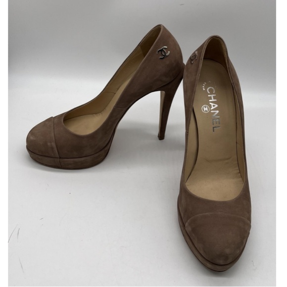 CHANEL Beige Suede Closed Toe Platform w/ Silver CC Logo Pump sz 38.5 - Picture 1 of 6